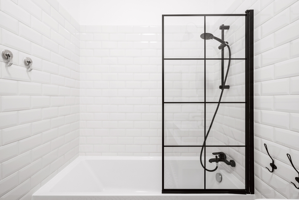 Stylish,bathtub,,black,faucet,,shower,nozzle,head,and,glass,partition