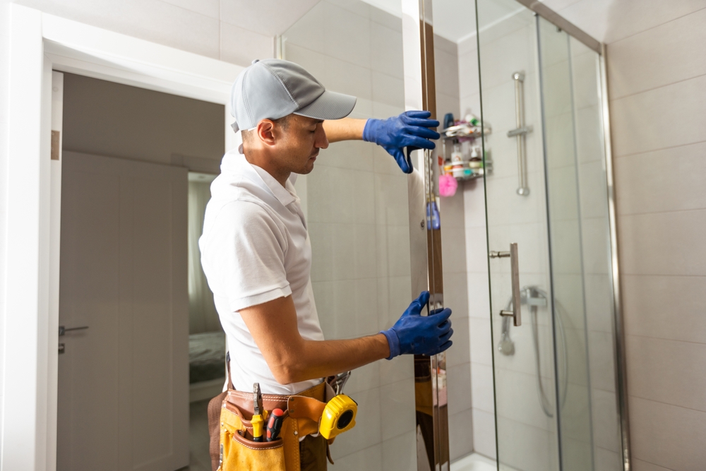 Workers,are,installing,glass,door,of,the,shower,enclosure